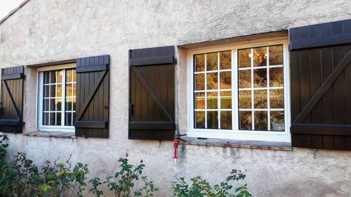La société Alu Videmo installe vos volets, stores, portes d'entrée et vos fenêtres PVC et aluminium K-Line autour de Nice